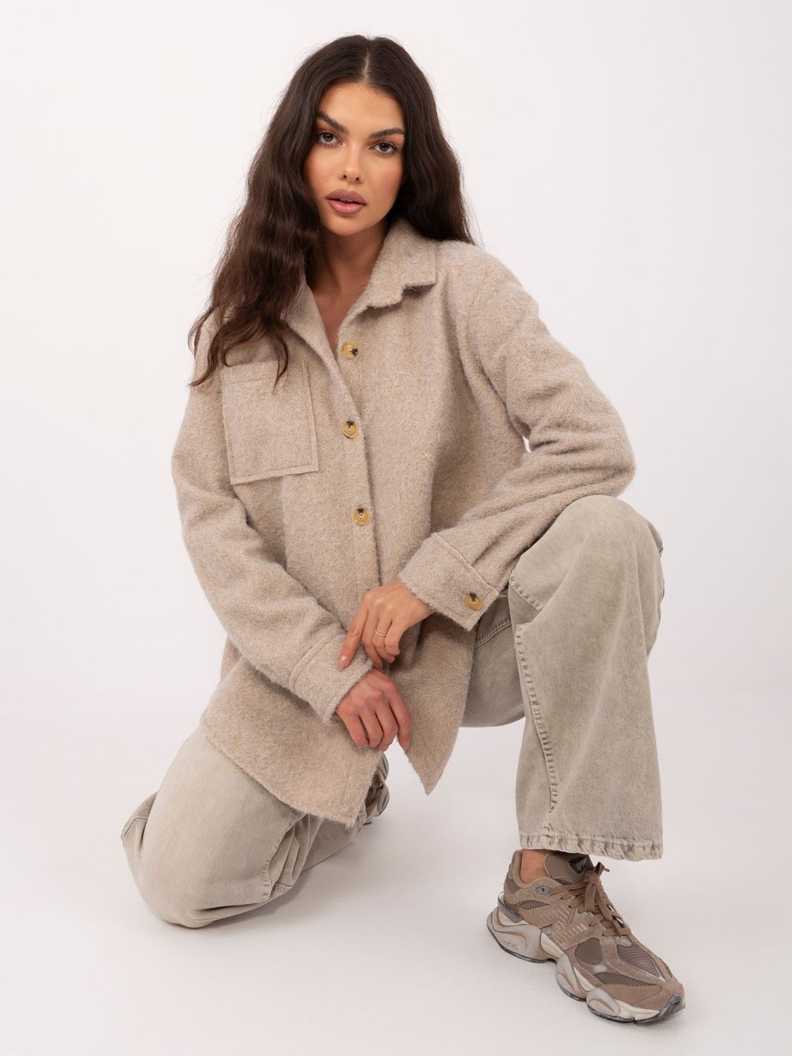 Béžová přechodová bunda s límečkem a kapsami
