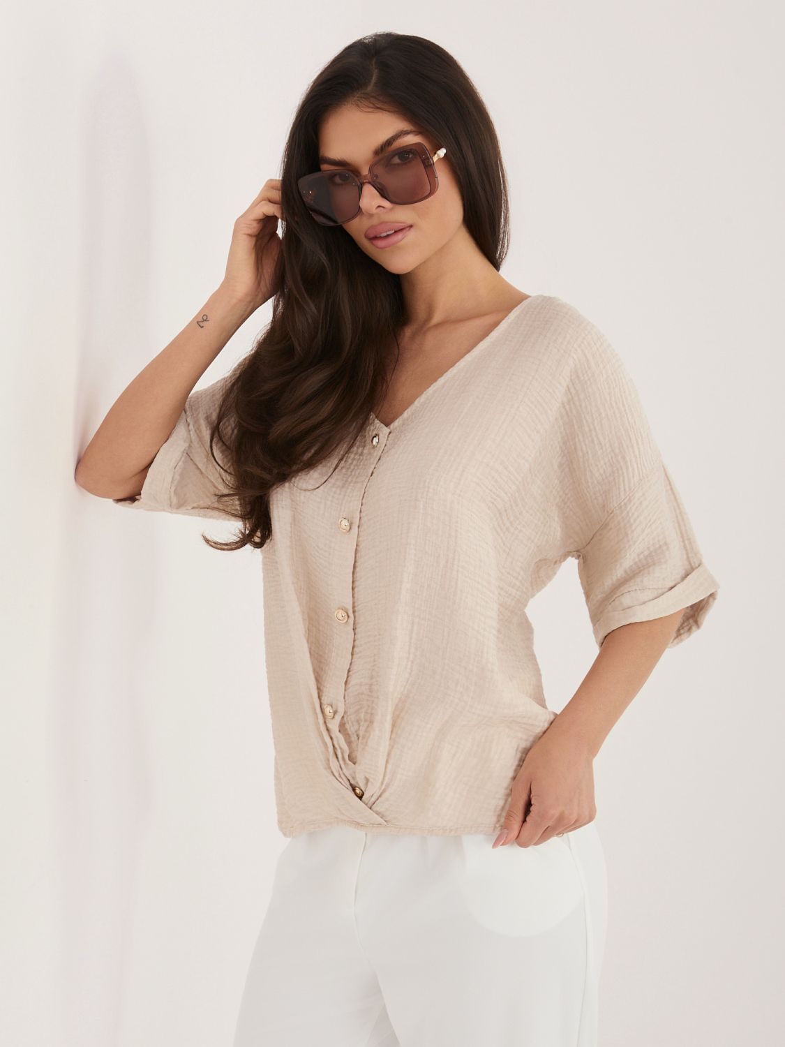 Béžová halenka s V výstřihem a texturovaným materiálem