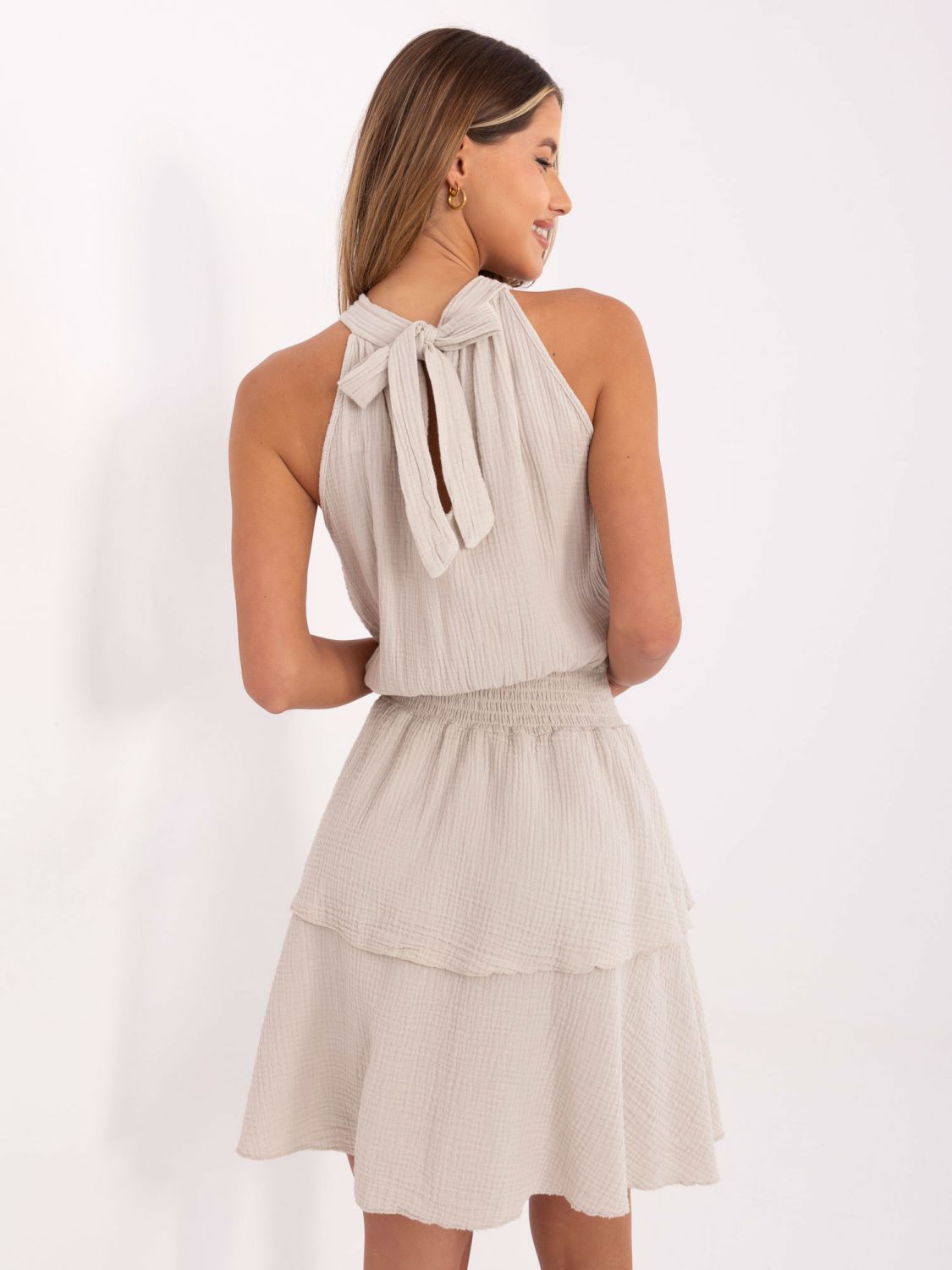 Béžové minišaty s volánem a vázáním