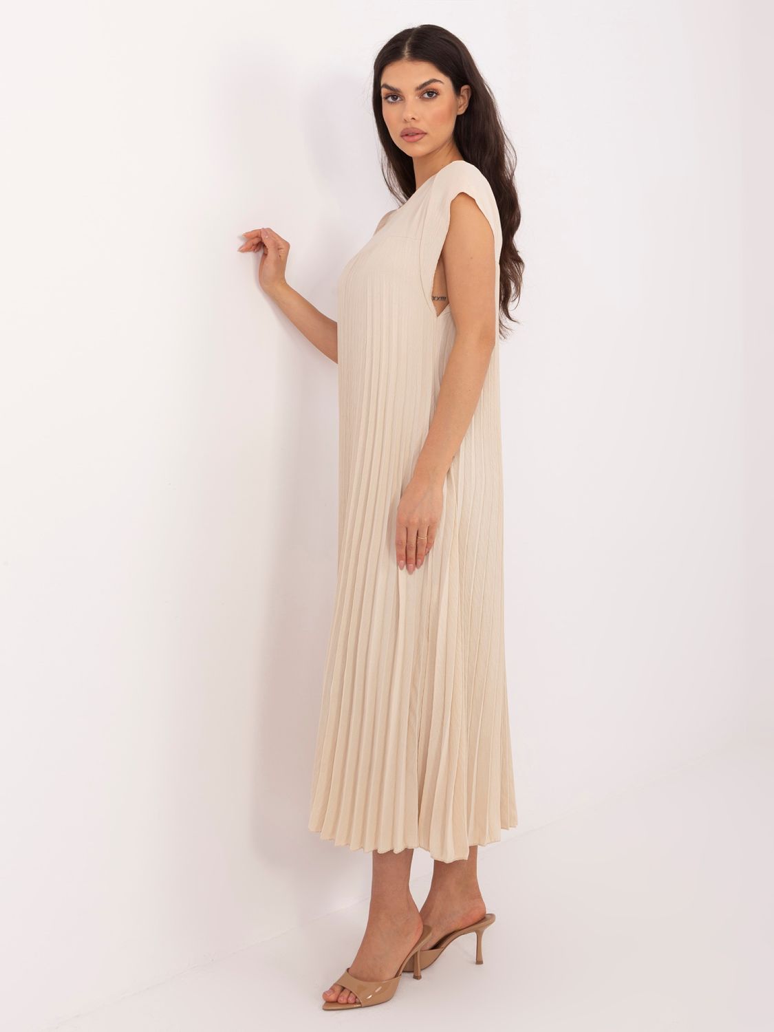 Béžové midi koktejlové šaty s kapsami