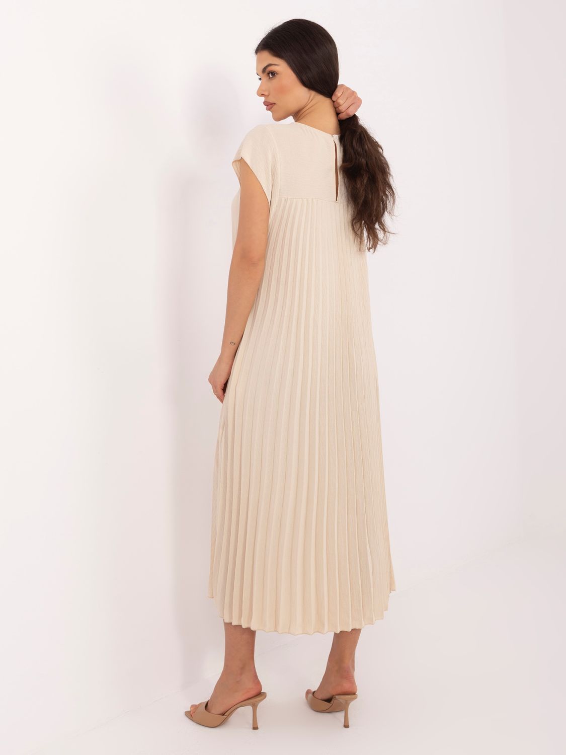 Béžové midi koktejlové šaty s kapsami