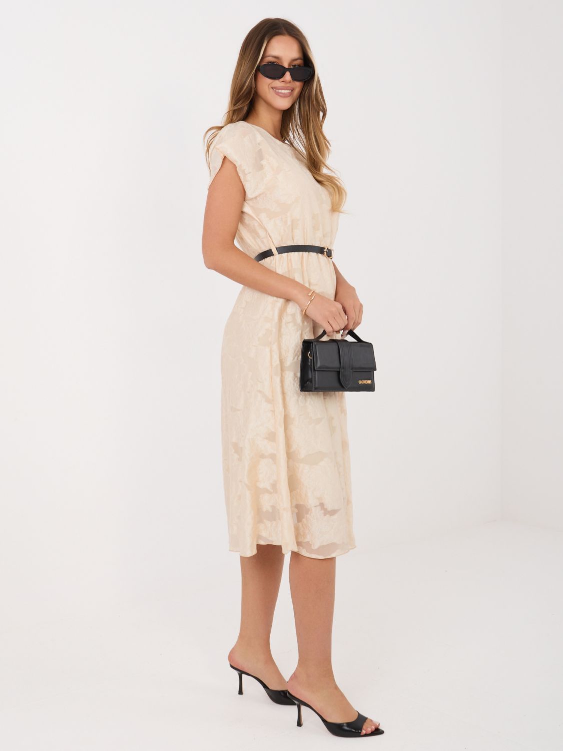 Béžové rozšířené midi šaty s páskem