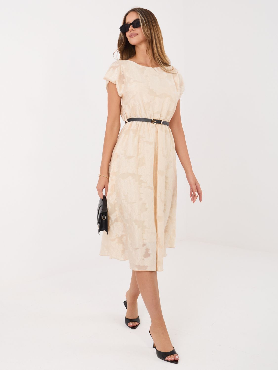 Béžové rozšířené midi šaty s páskem