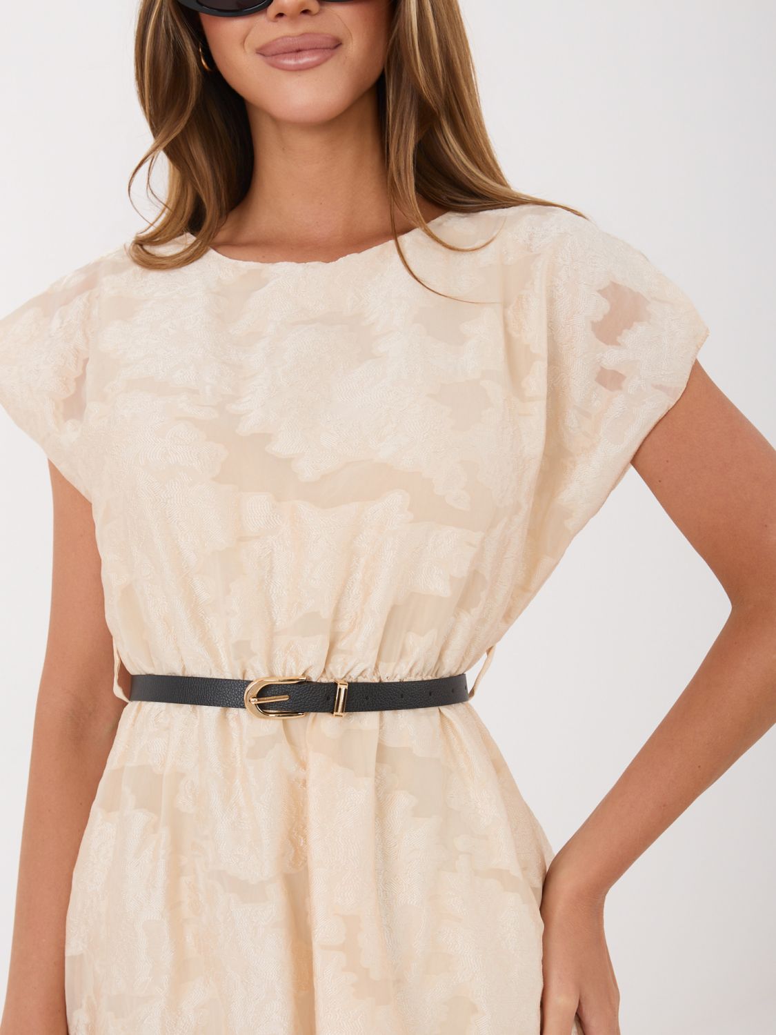 Béžové rozšířené midi šaty s páskem