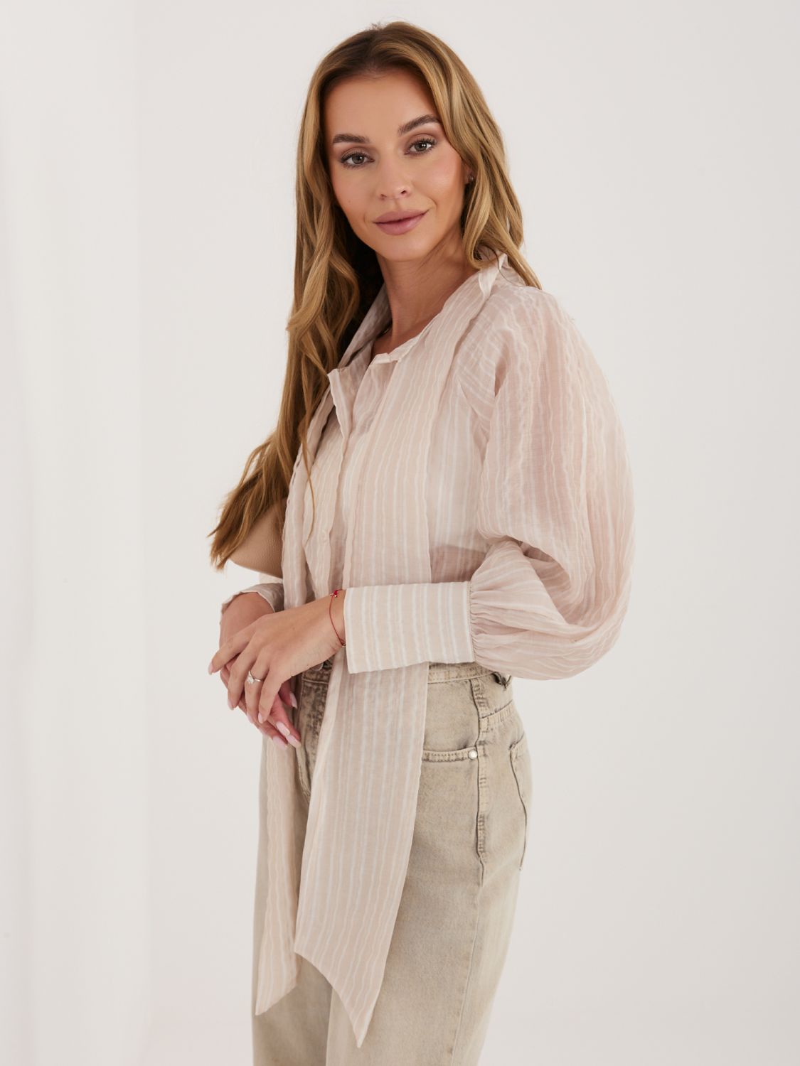 Béžová pruhovaná košile s vázáním a nabíranými rukávy