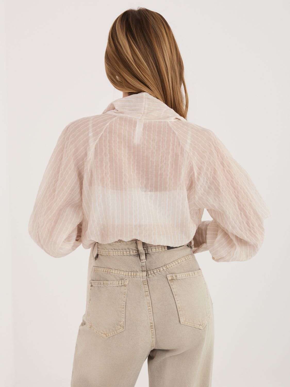 Béžová pruhovaná košile s vázáním a nabíranými rukávy