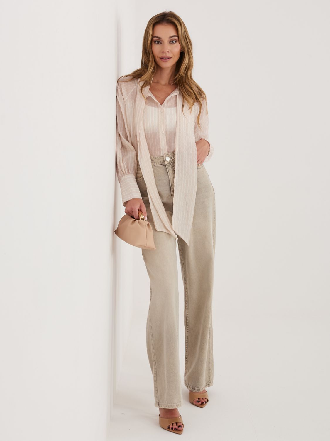 Béžová pruhovaná košile s vázáním a nabíranými rukávy