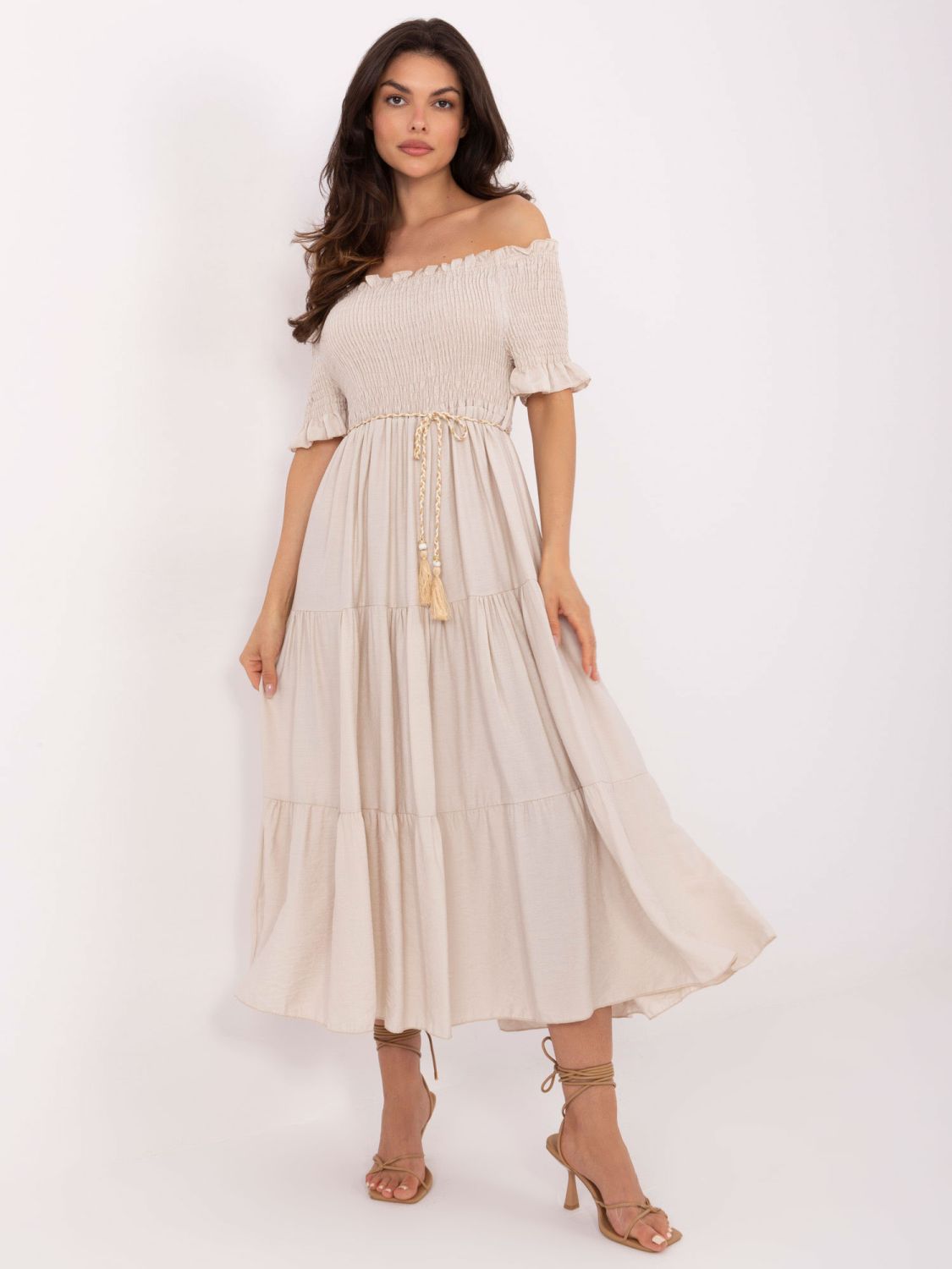 Světle béžové letní midi šaty s off-shoulder střihem