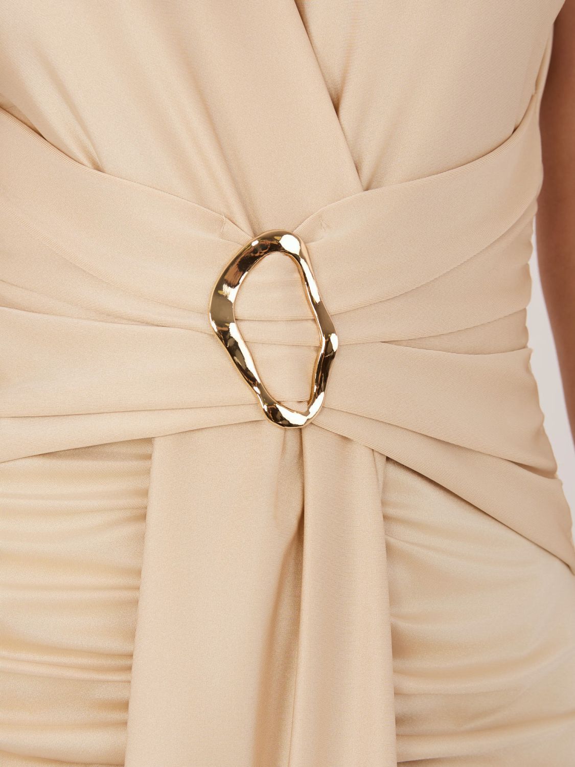 Béžové elegantní midi šaty s překládaným výstřihem a řasením