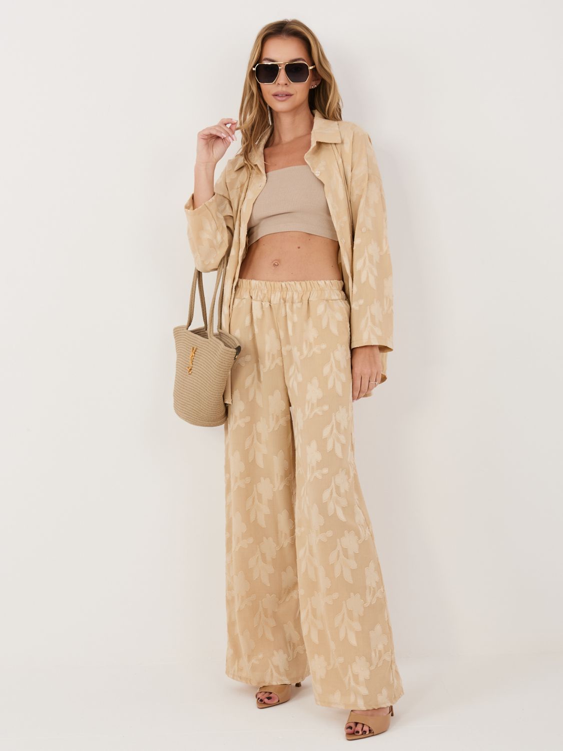 Béžová souprava s košilí a kalhotami