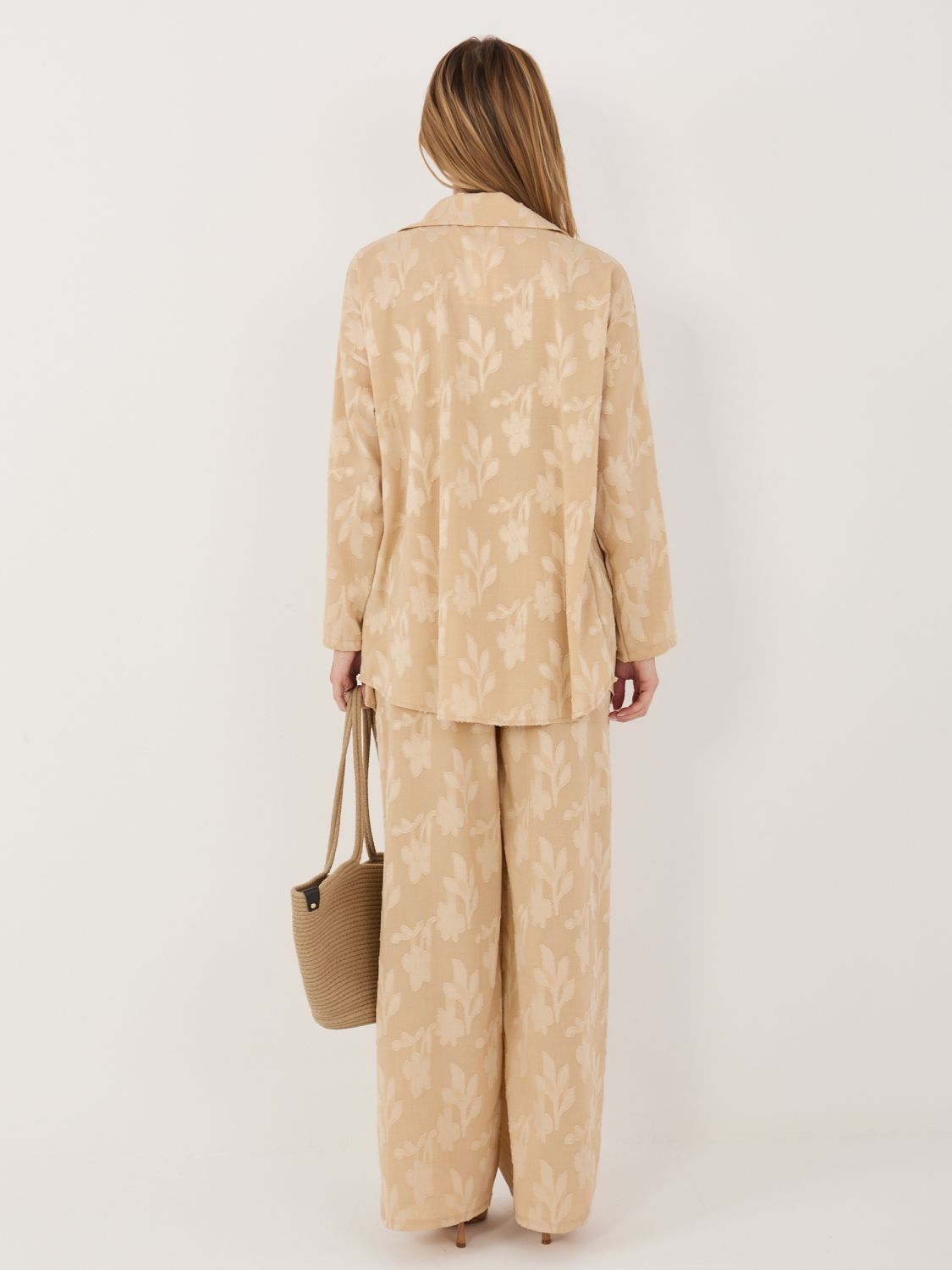 Béžová souprava s košilí a kalhotami