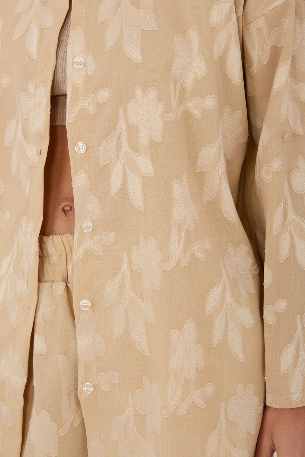 Béžová souprava s košilí a kalhotami