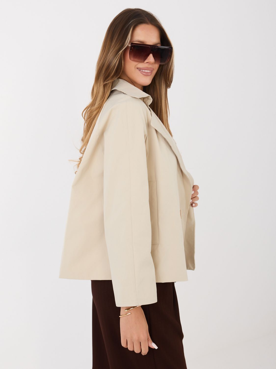 Krátký béžový přechodný kabát s podšívkou