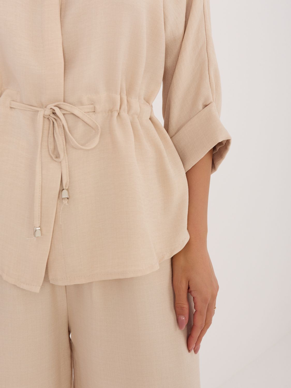 Béžová souprava s košilí a širokými kalhotami