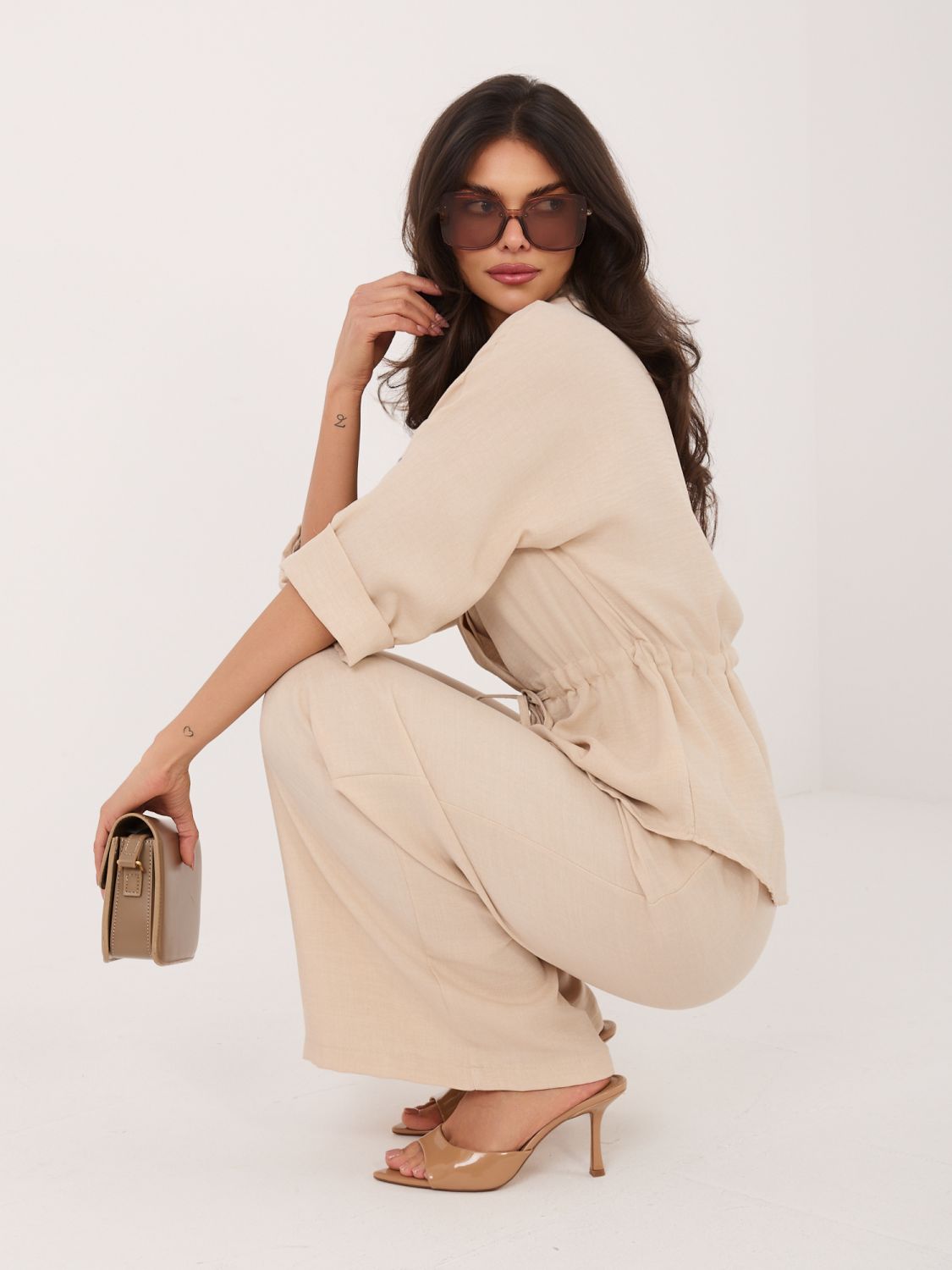 Béžová souprava s košilí a širokými kalhotami