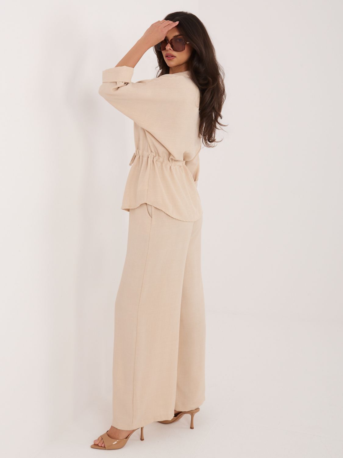 Béžová souprava s košilí a širokými kalhotami