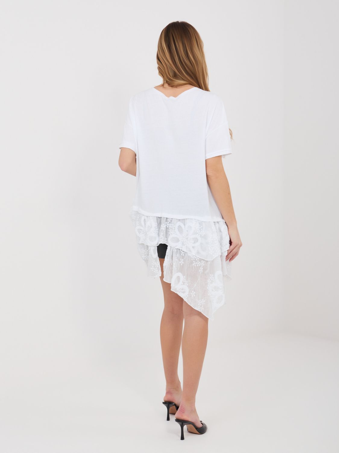 Bílá bavlněná halenka s krátkým rukávem a volánem