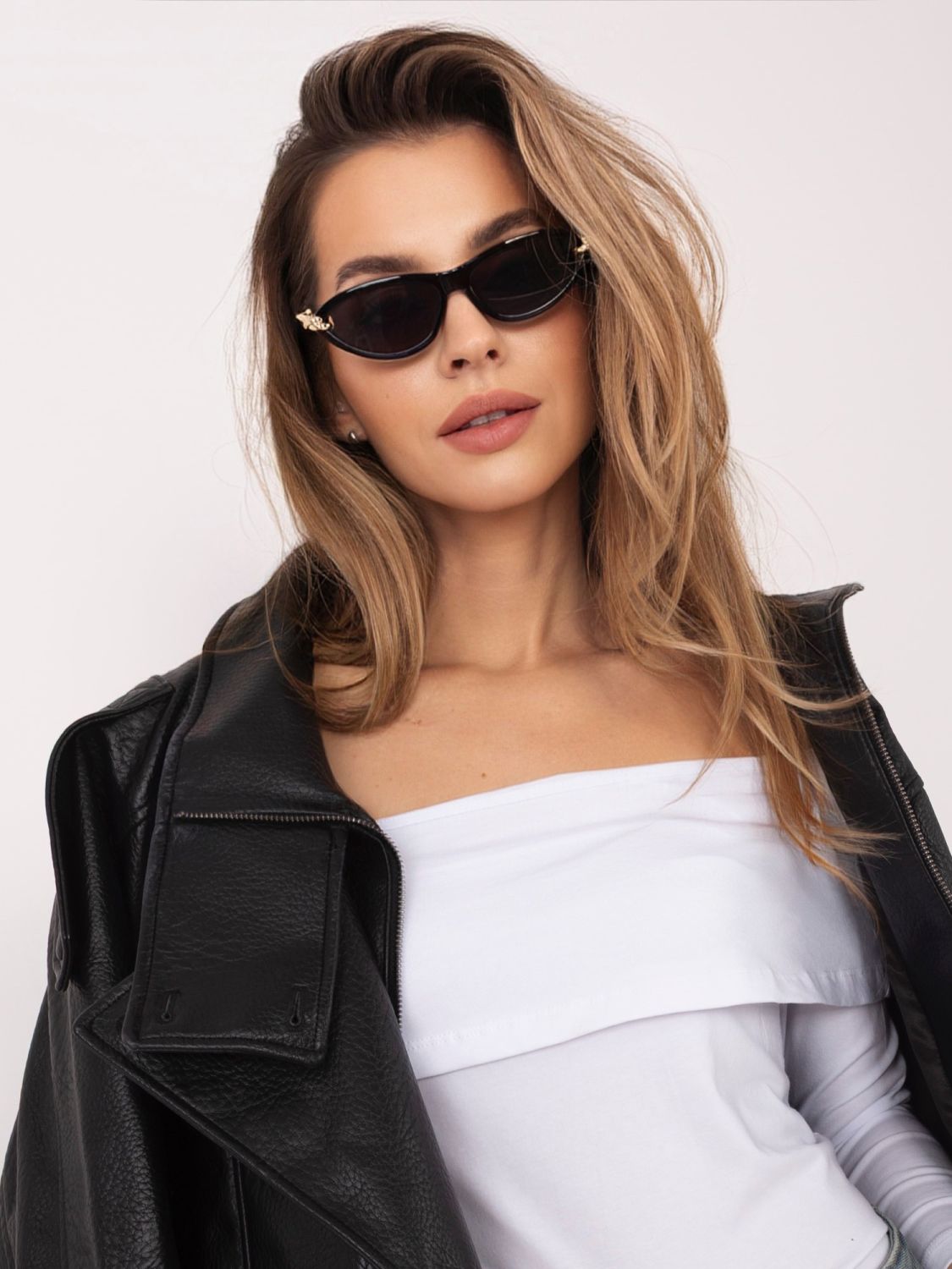 Bílá halenka s odhalenými rameny a 3/4 rukávy