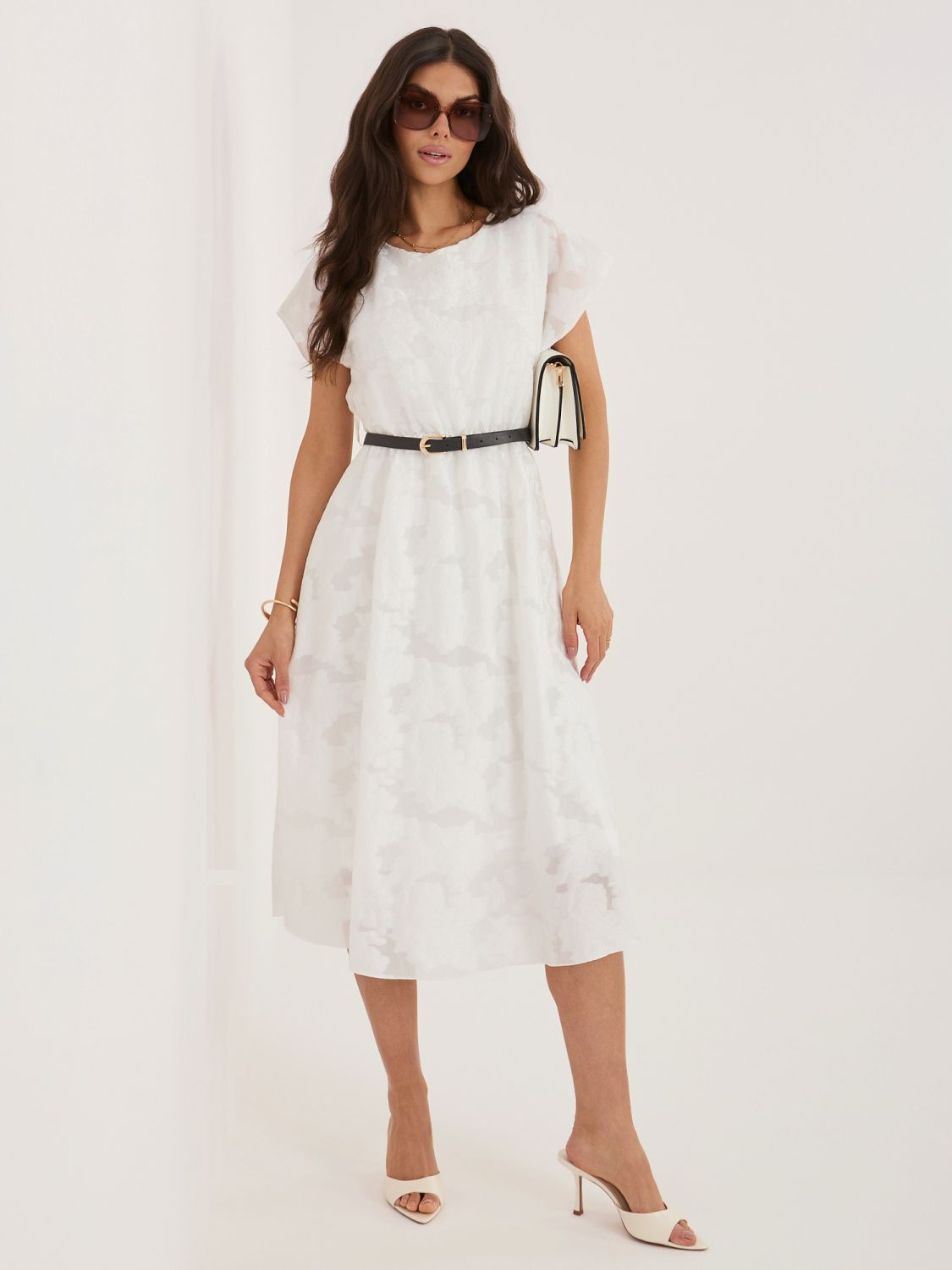 Bílé elegantní midi šaty s páskem