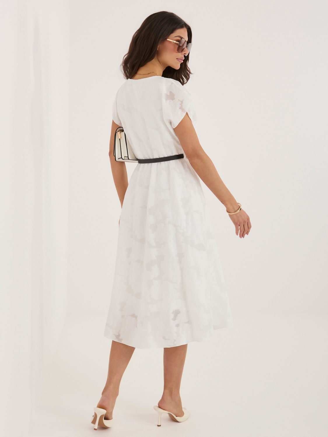 Bílé elegantní midi šaty s páskem