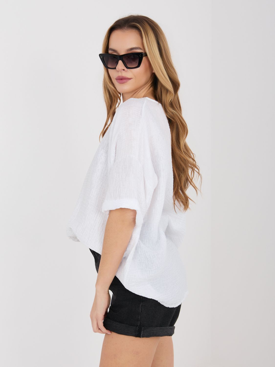 Bílá halenka s V výstřihem a strukturovaným materiálem