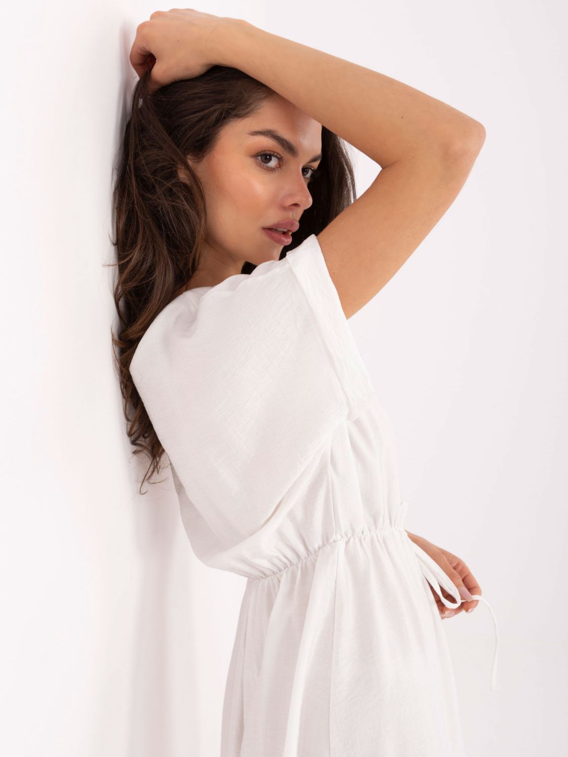 Bílé rozšířené šaty s krátkým rukávem