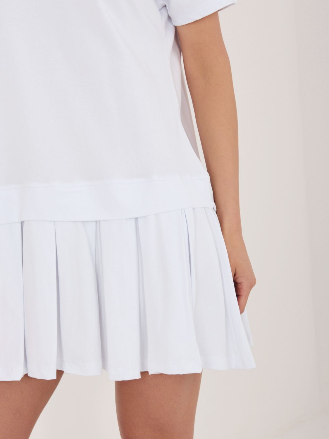 Bílé rozšířené mini šaty s krátkým rukávem