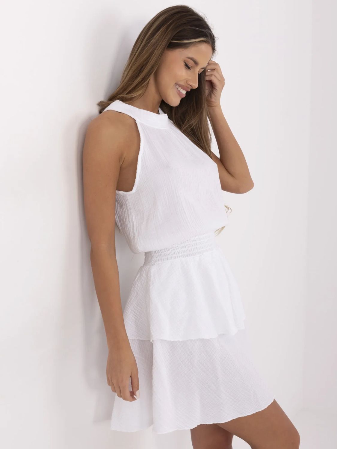 Bílé minišaty s volánem a vázáním