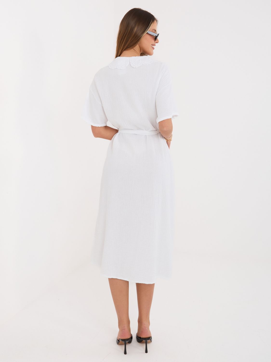 Bílé rozšířené midi šaty s páskem a kapsami