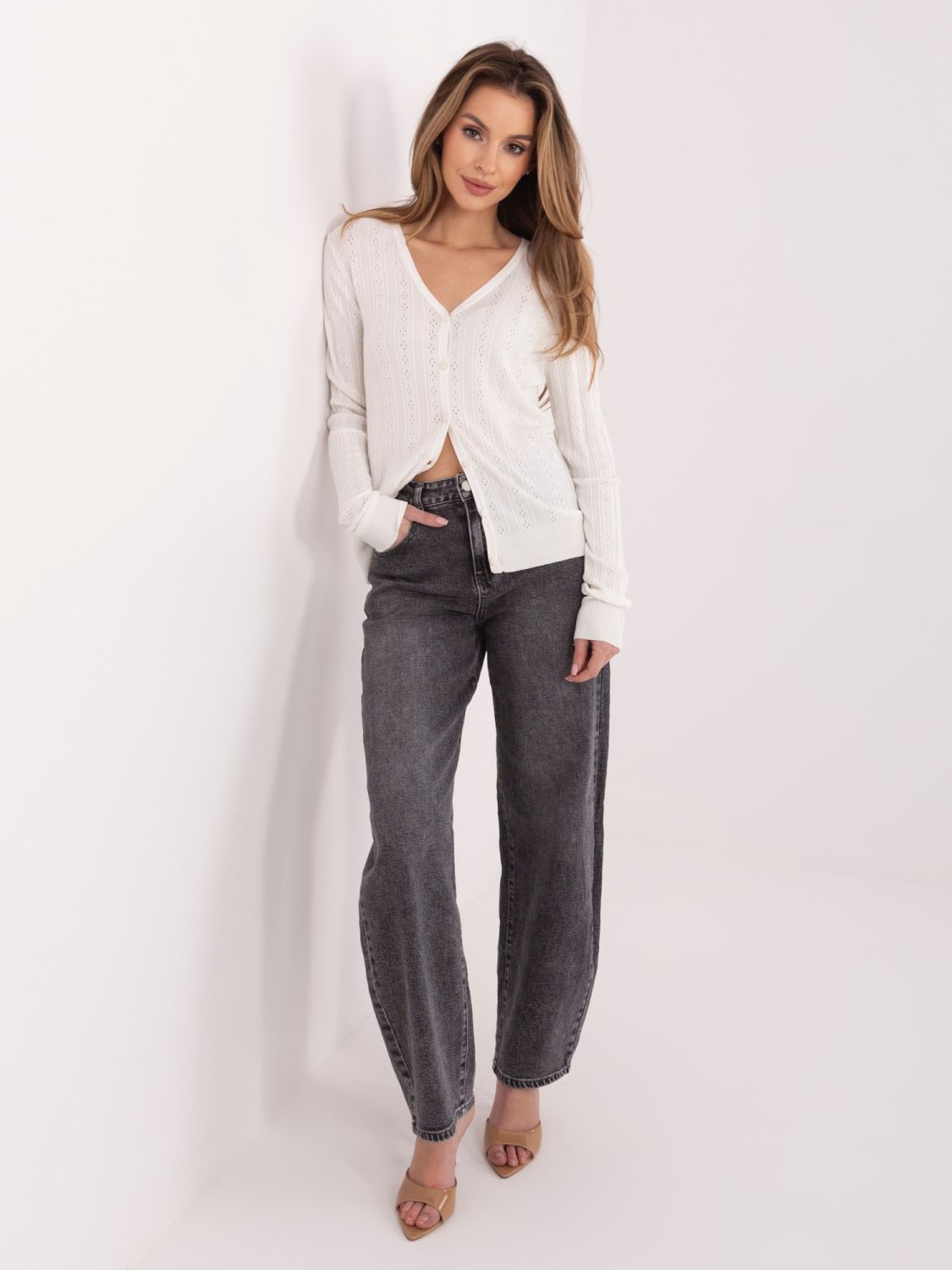 Bílý ažurový svetr na knoflíky s výstřihem do V