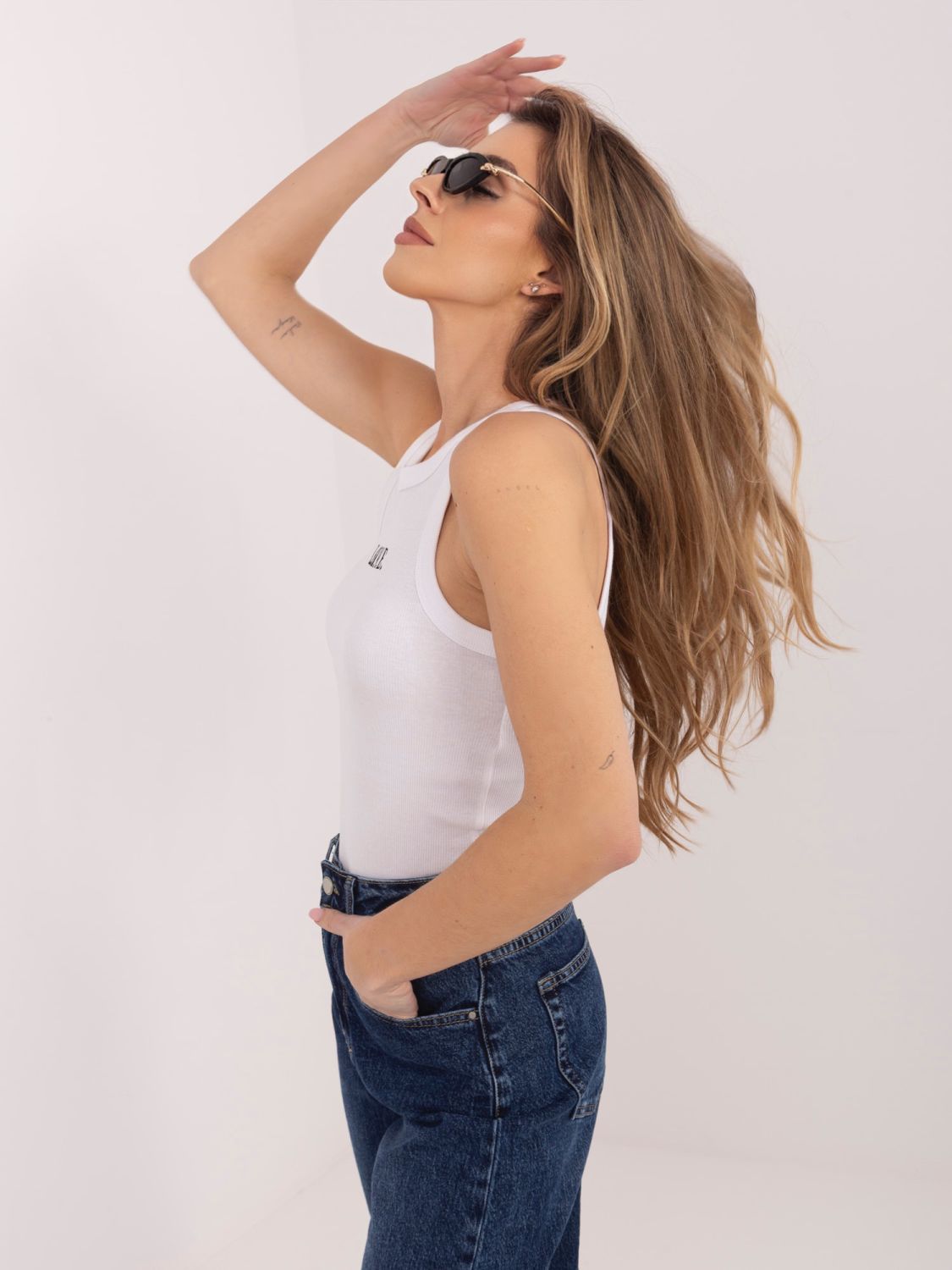 Bílý bavlněný top s výšivkou a nápisem