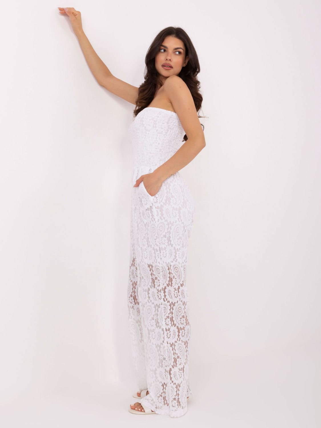 Bílý overal s krajkou