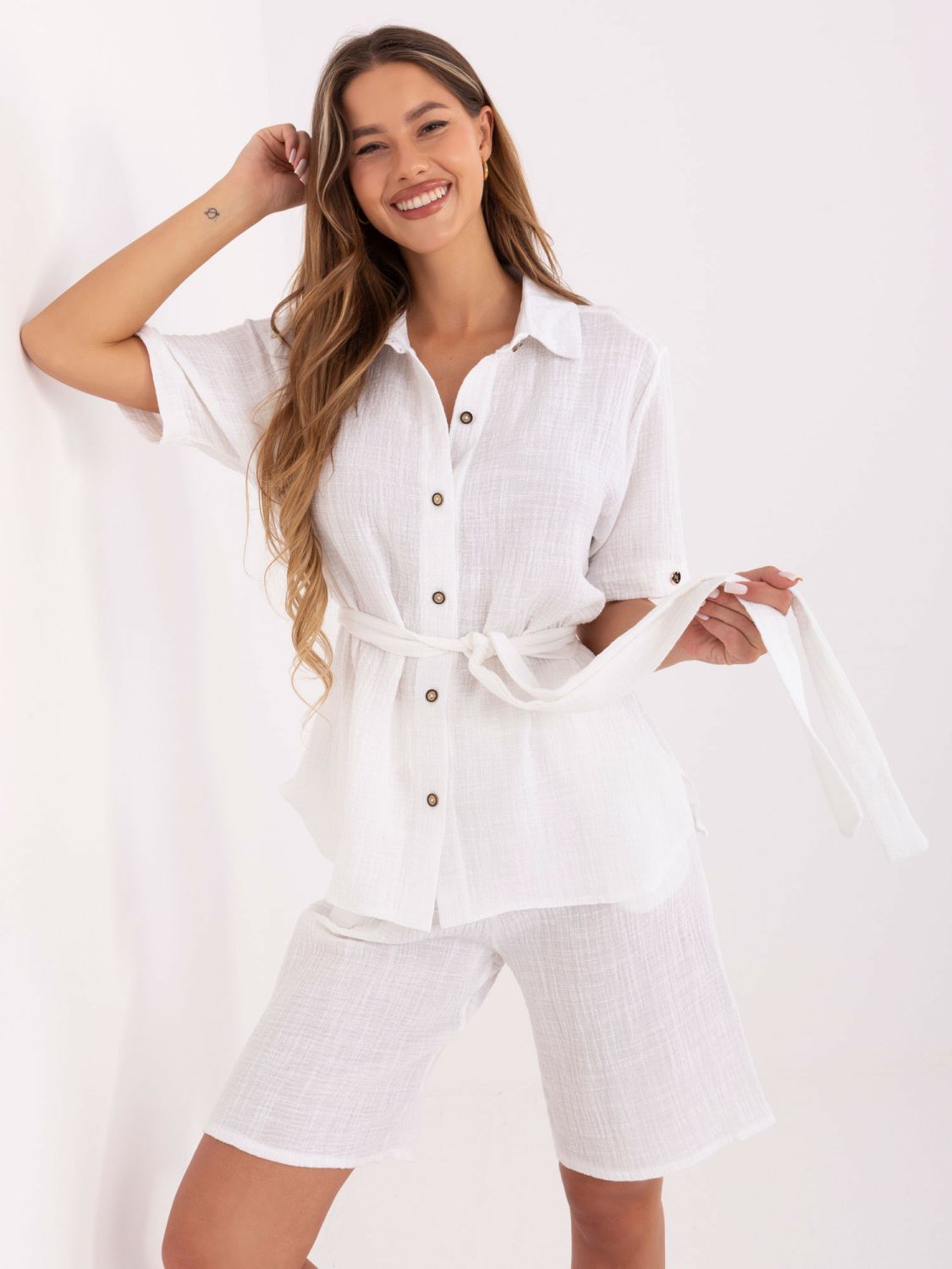 Bílý komplet s košilí a šortkami