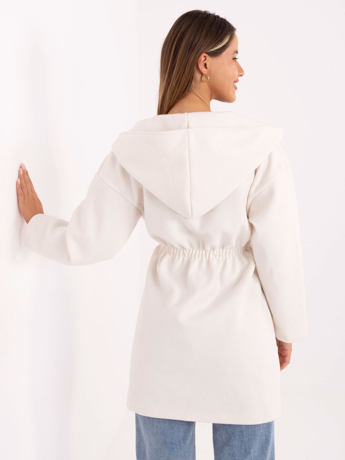 Bílý přechodný kabát s kapucí a páskem