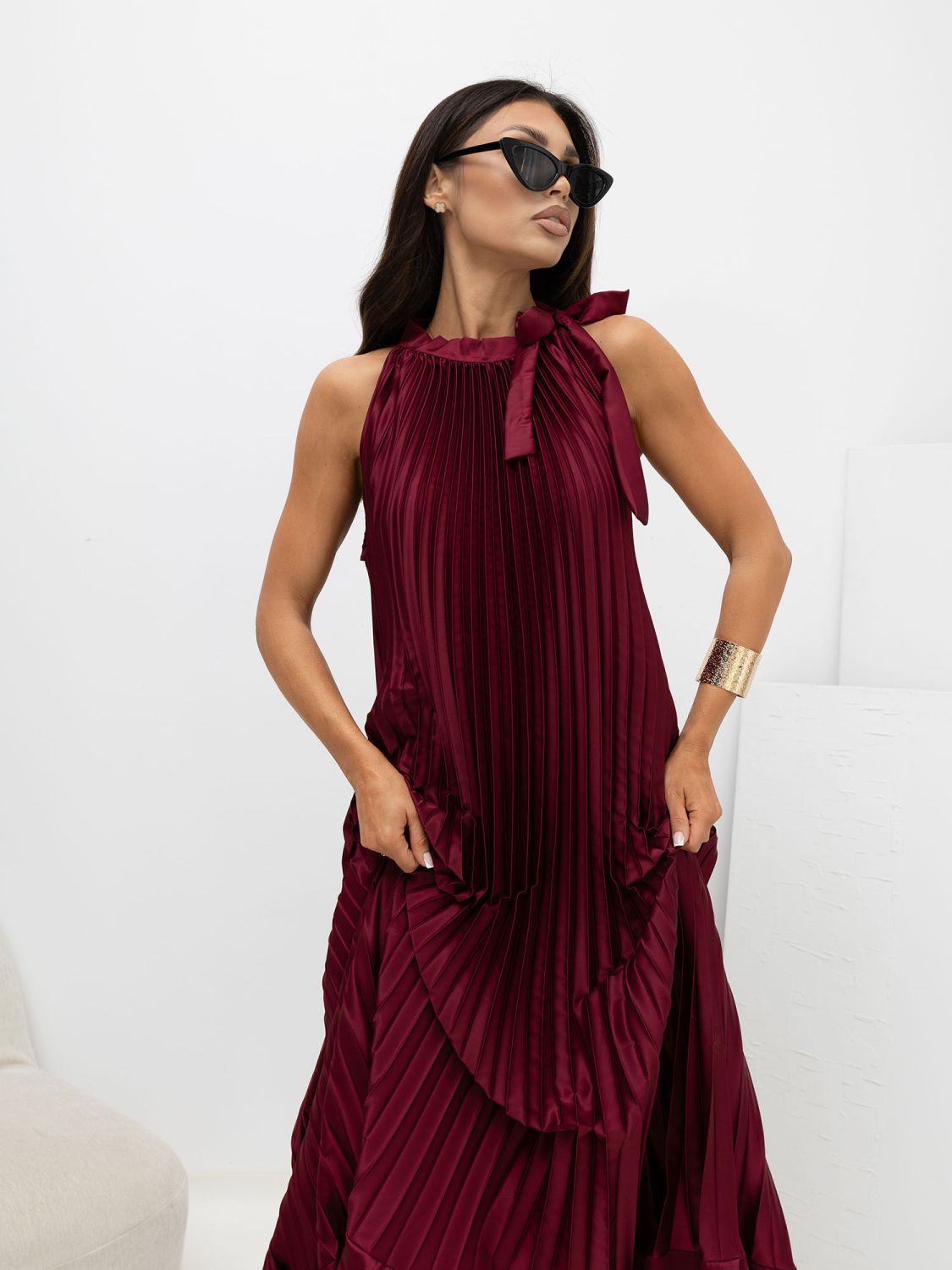 Bordó koktejlové midi šaty s vázáním a volánem