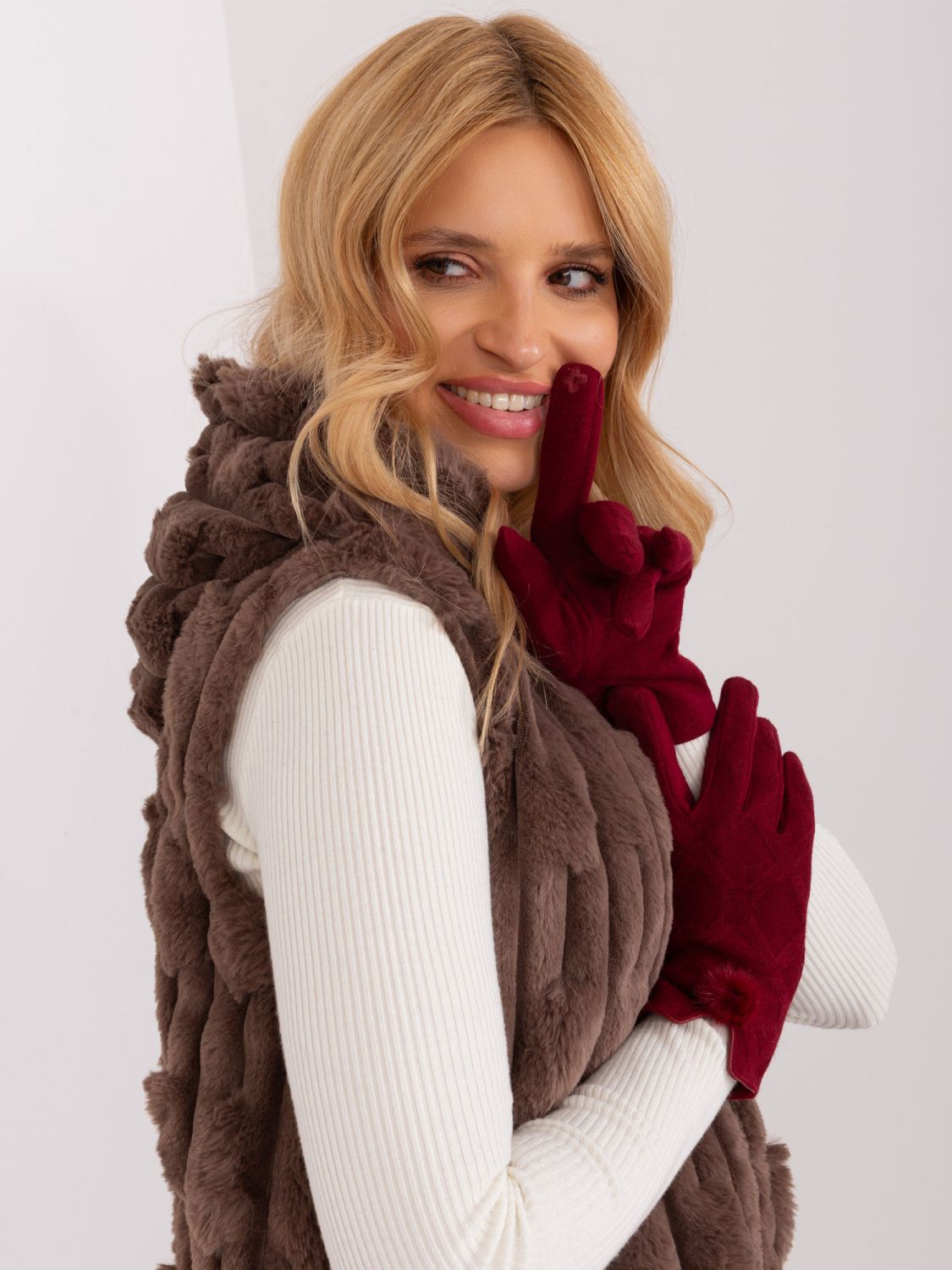 Stylové bordó rukavice s geometrickým vzorem