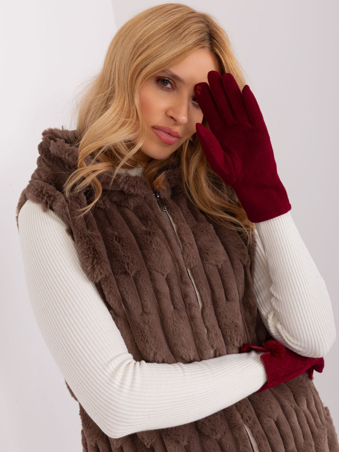 Stylové bordó rukavice s geometrickým vzorem