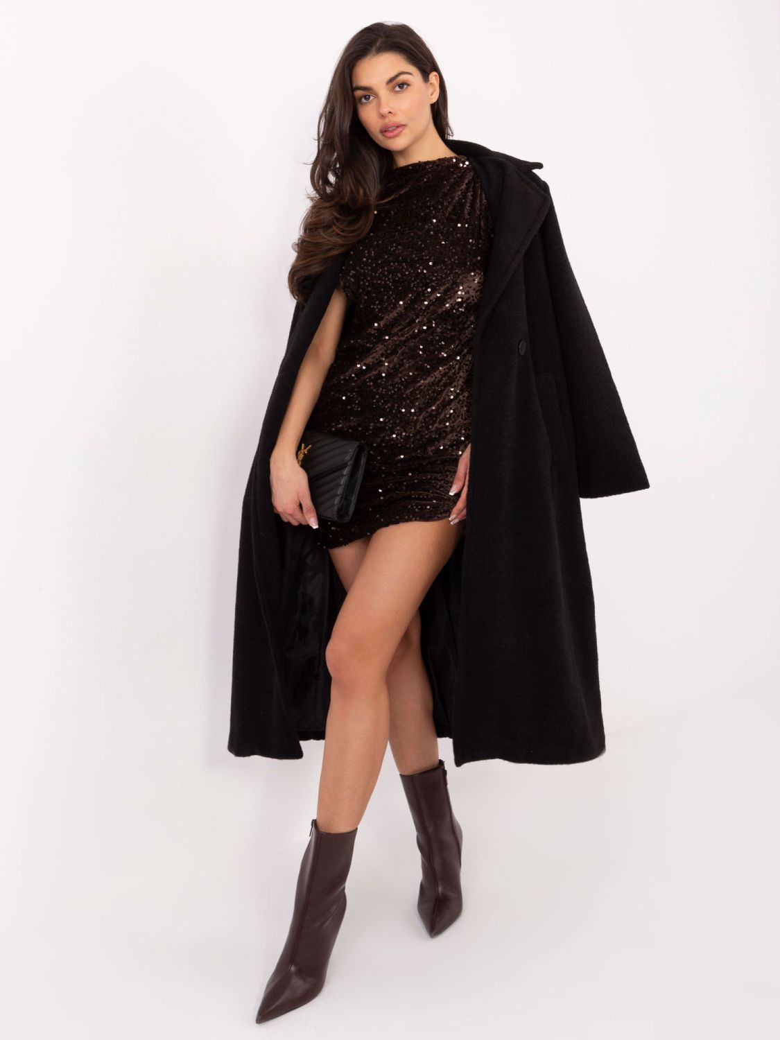 Hnědé mini koktejlové šaty s flitrovou aplikací