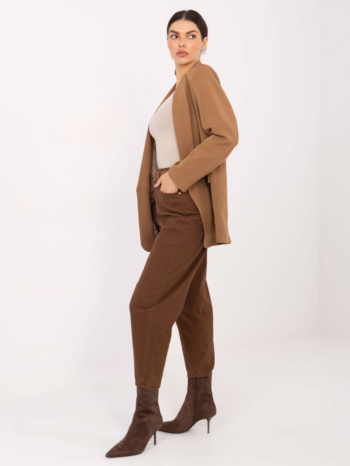 Hnědé mom jeans s páskem