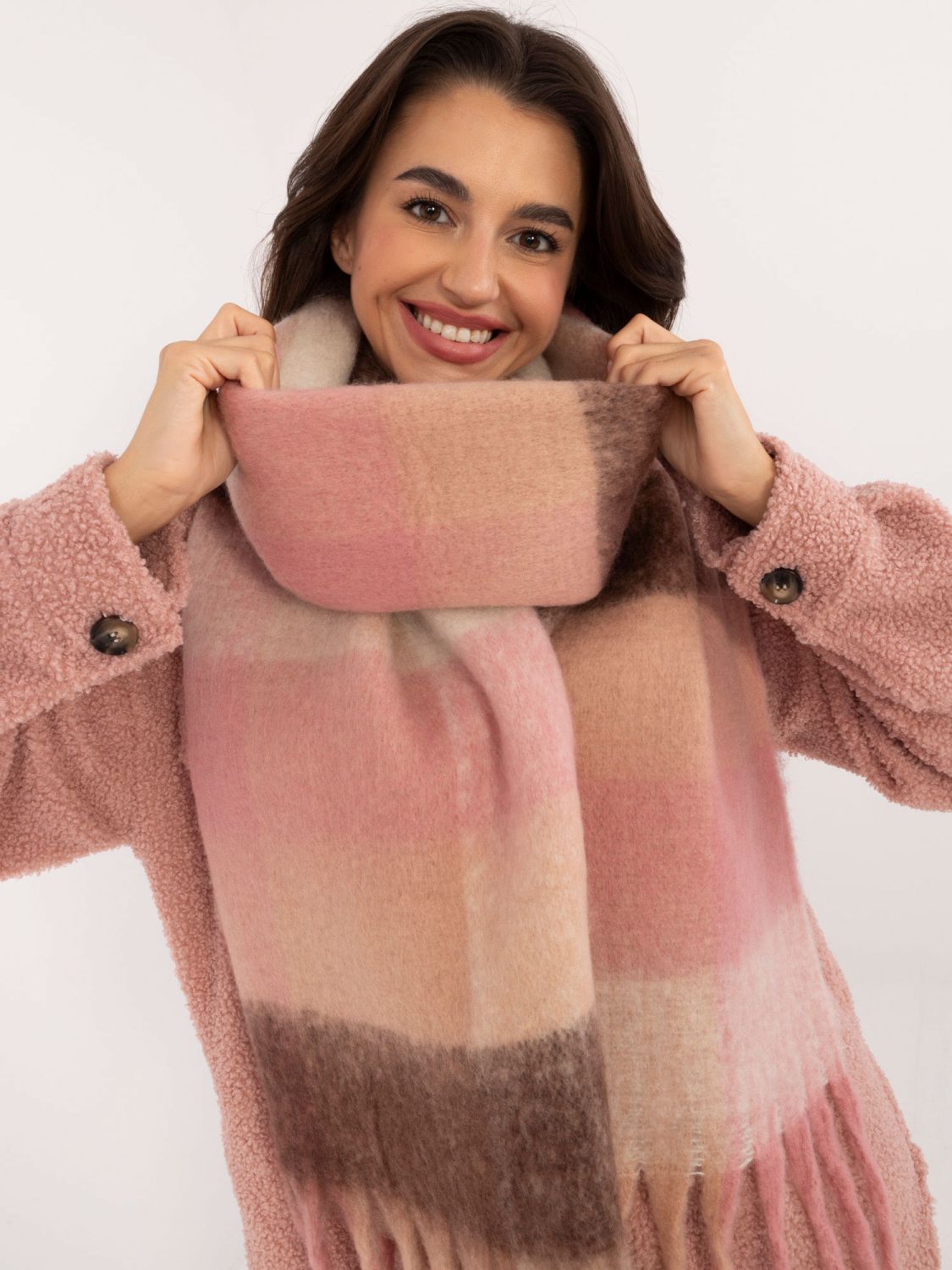 Elegantní šála v tmavě růžové barvě