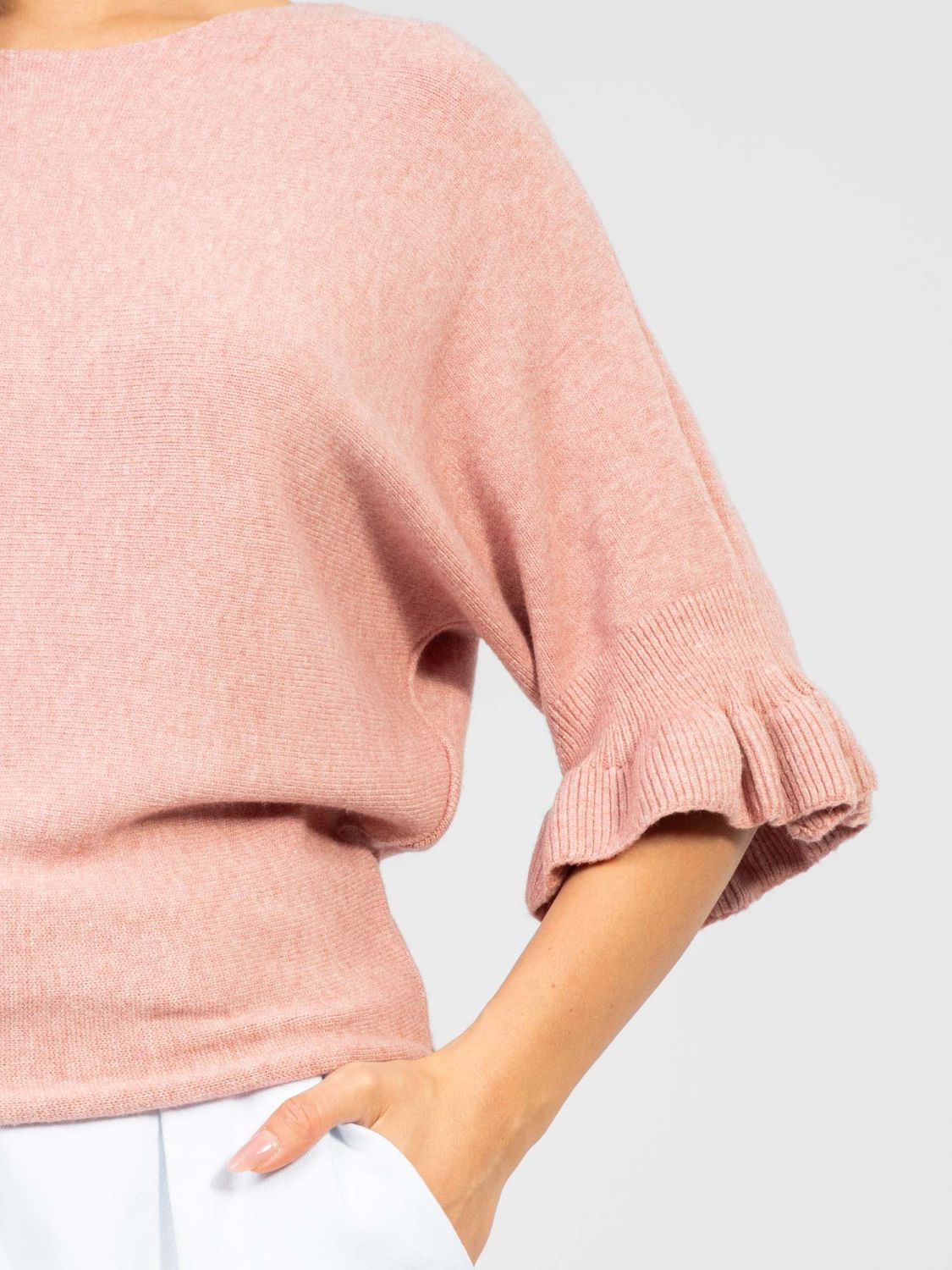 Elegantní růžový svetr s 3/4 rukávy a volánem