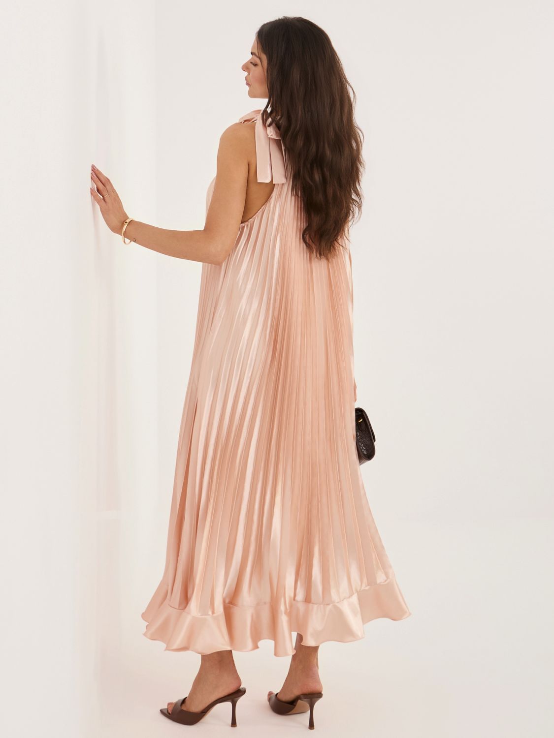 Koktejlové midi šaty s volánem a vázáním