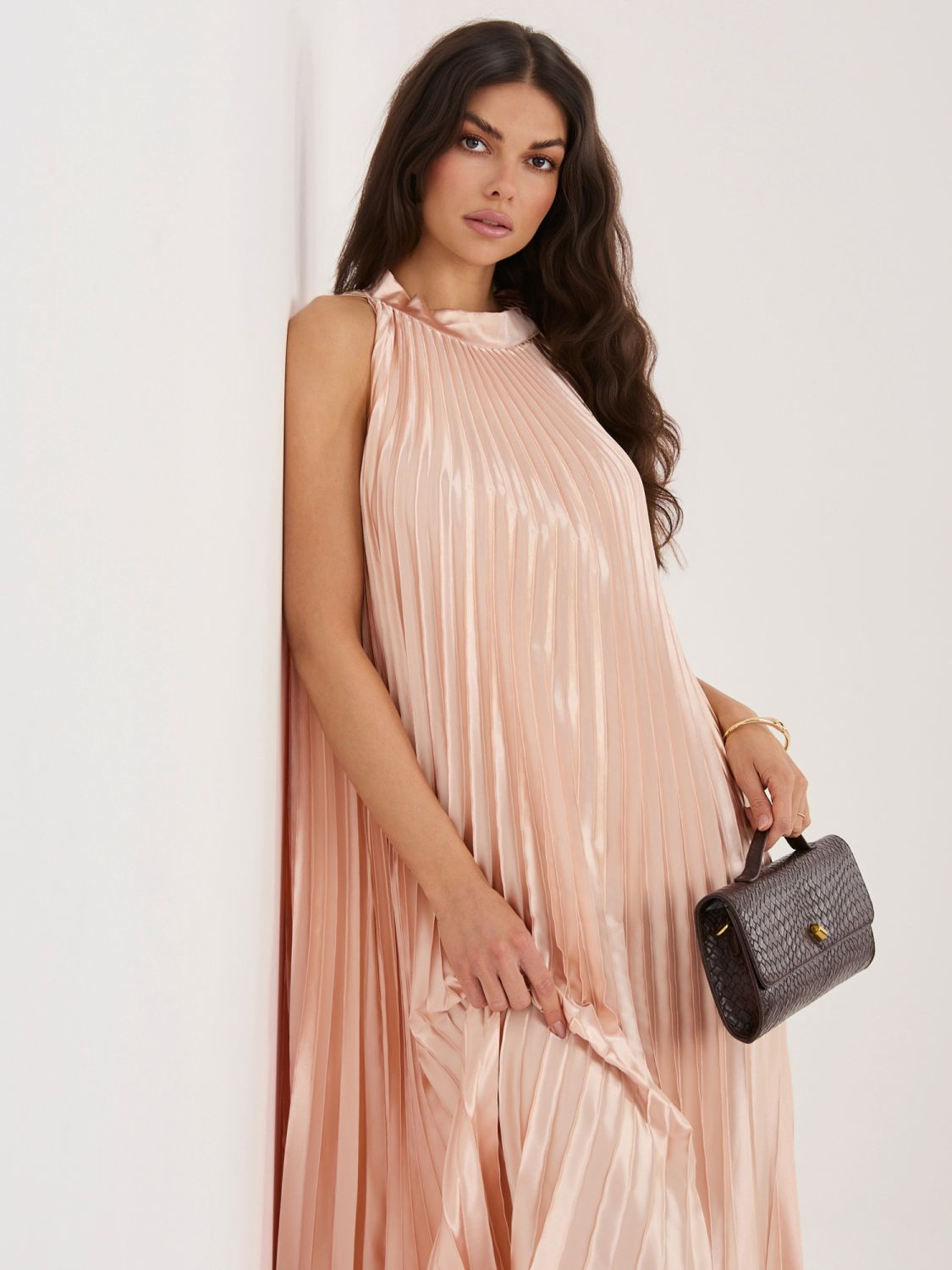 Koktejlové midi šaty s volánem a vázáním