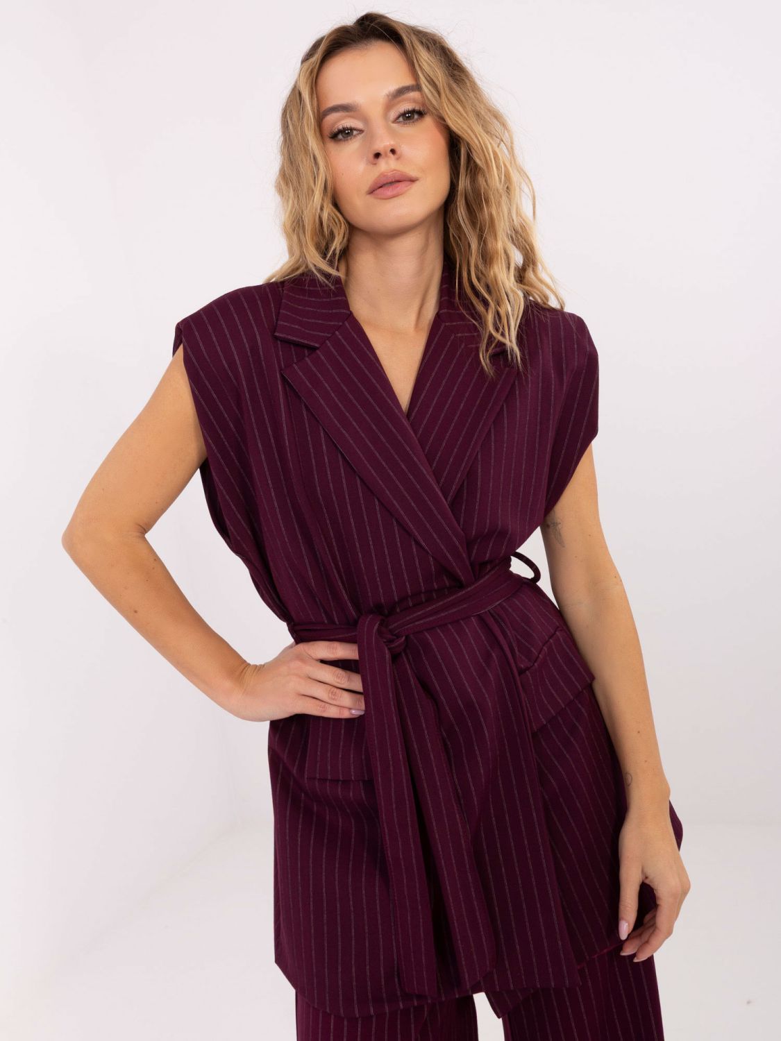 Elegantní bordó vesta s páskem a proužky