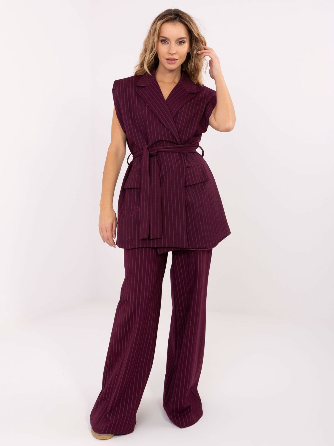 Elegantní bordó vesta s páskem a proužky