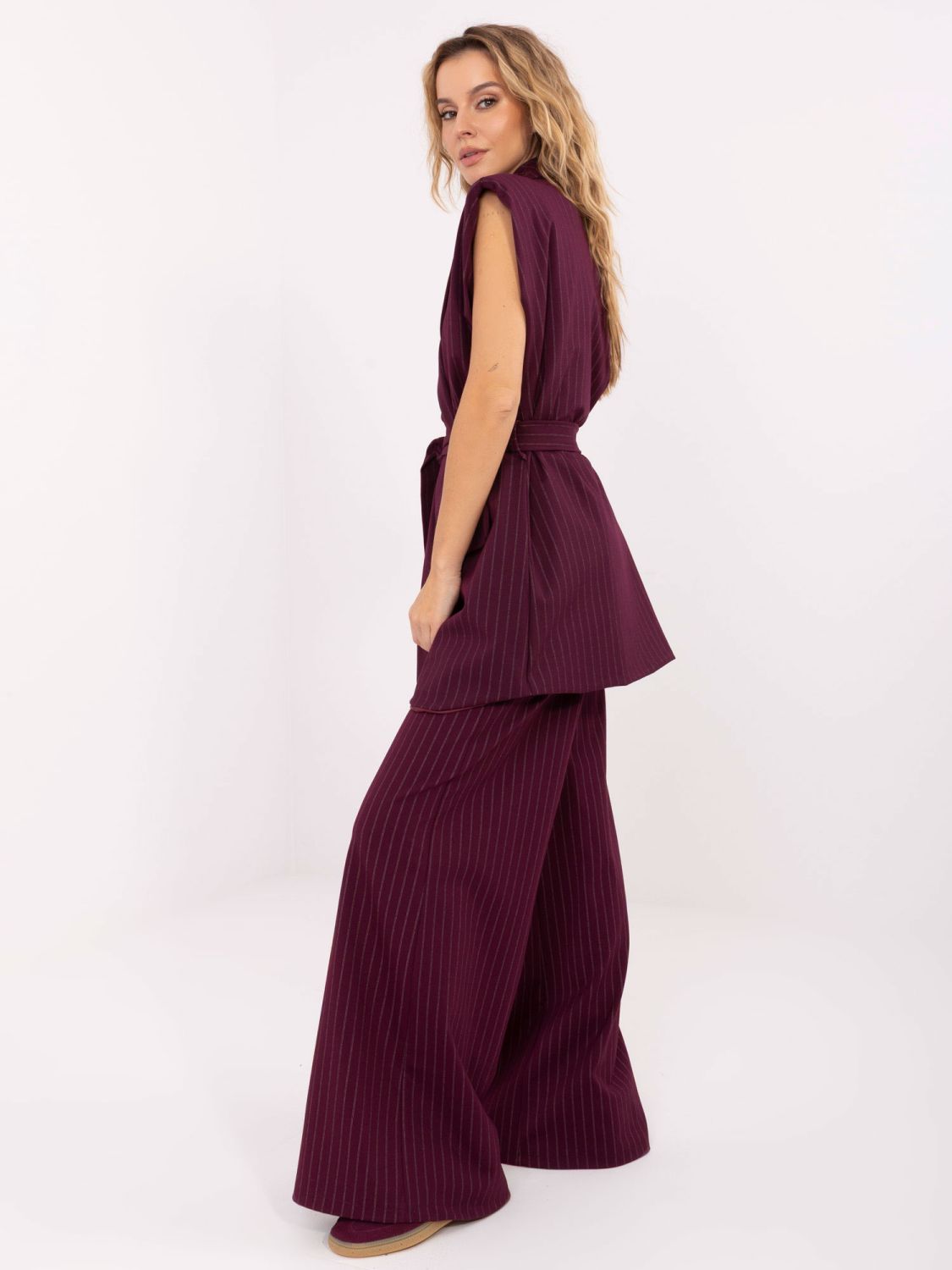 Elegantní bordó vesta s páskem a proužky