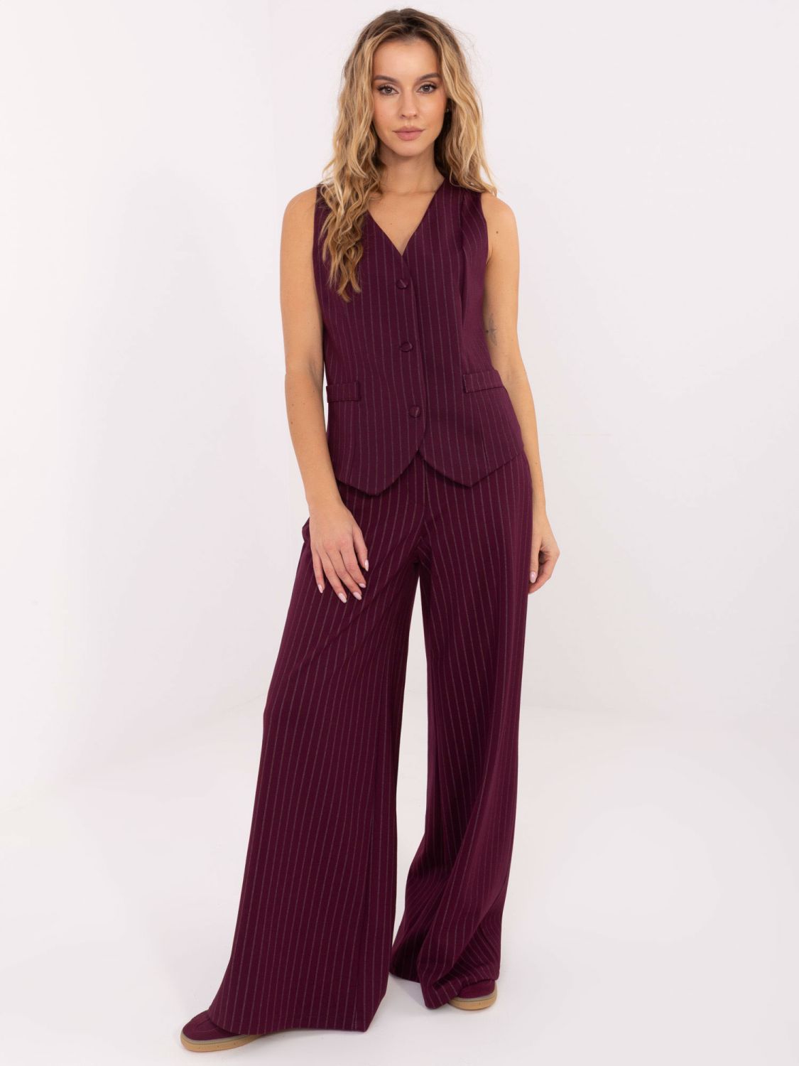 Elegantní bordó dámská vesta s proužky