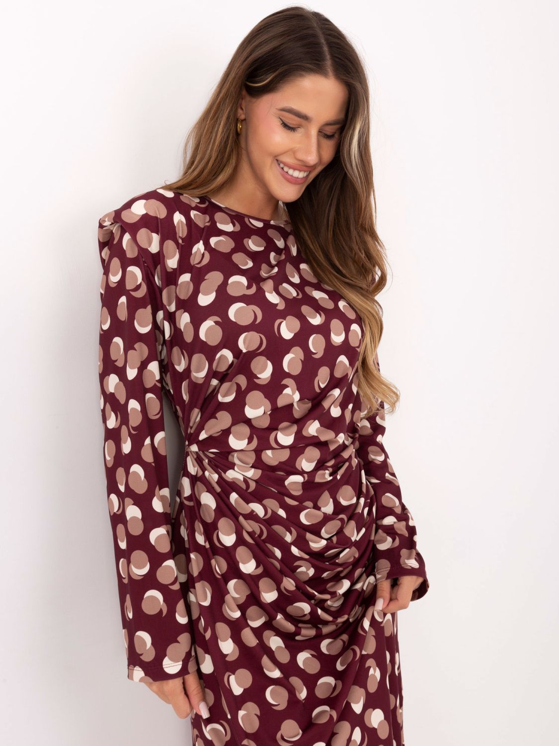 Bordó midi šaty s geometrickým vzorem a dlouhým rukávem