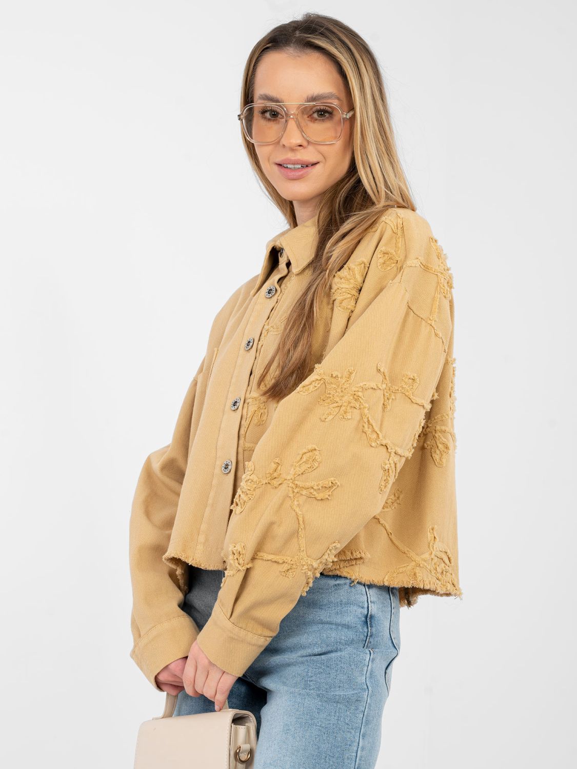 Krátká hnědá džínová bunda s květinovou aplikací