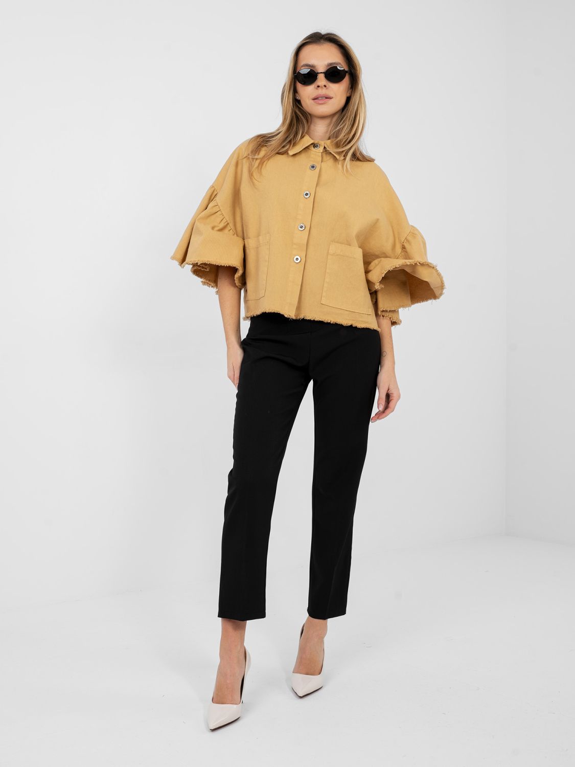 Krátká hnědá bavlněná bunda s volánem a 3/4 rukávy